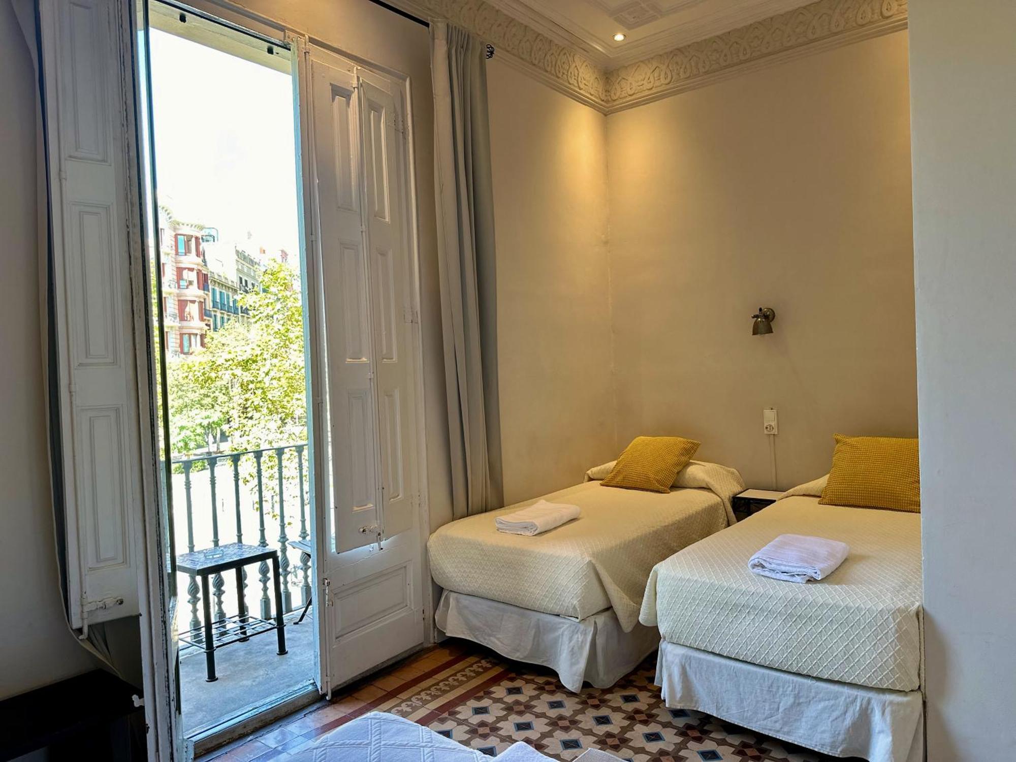 Casa Consell Gran Via, Gasthuis 2*